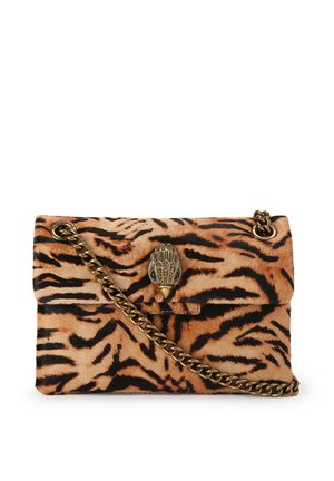 Kleine rechteckige Handtasche mit Tiger-Print, goldfarbigem Kettenriemen und verziertem krallenförmigem Verschluss an der Vorderklappe.