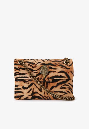 Pequeño bolso rectangular con estampado de tigre, correa de cadena en tono dorado y cierre ornamentado en forma de garra en la solapa frontal.