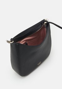 Borsa a spalla nera in pelle con zip e dettagli in oro, rivestimento interno in tessuto rosa e tasca interna a scomparsa.