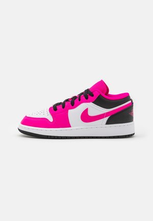Lavtop sneaker med hvide, klare pink og sorte paneler, sorte snørebånd og en pink Nike swoosh på siden.