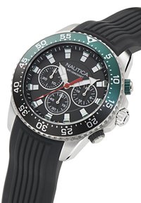 Orologio Nautica con quadrante nero, cassa in acciaio inossidabile argentato e lunetta rotante verde. Caratterizzato da un cinturino in gomma nera testurizzata e quadranti cronografici.