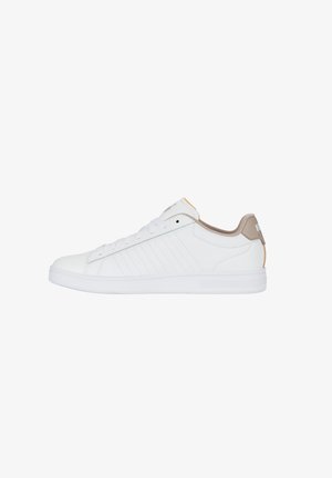 Weiße Sneaker mit einem glatten Lederoberteil, flachen Schnürsenkeln und subtilen Nähten. Besitzt einen beigen Akzent an der Ferse und eine strukturierte weiße Sohle.