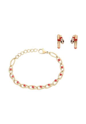 Złota bransoletka łańcuchowa z czerwonymi koralikami oraz para złotych kolczyków w kształcie węży z czerwonymi i czarnymi zdobieniami na białym tle.