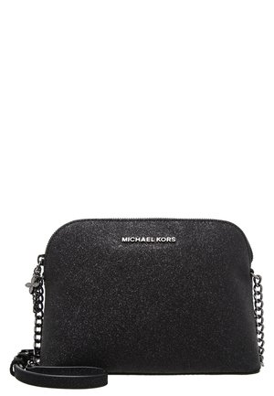Sort glitrende Michael Kors crossbody taske med sølvkæde og lille blomstervedhæng, rundet rektangulær form med lynlåslukning.