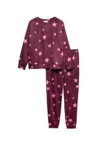 Conjunto de pijama burdeos hecho de una tela suave, con un estampado de estrellas rosas en la parte superior y en los pantalones; incluye mangas largas y puños elásticos.