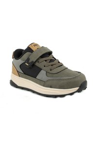 Sneaker verde e grigio con strap a velcro, materiali in suede e rete testurizzati, dettagli neri e suola in gomma spessa.