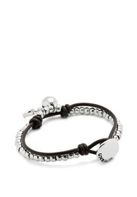 Cuentas metálicas plateadas sobre un cordón de cuero marrón oscuro, con una etiqueta metálica circular grabada con "UNO". Cierre ajustable.