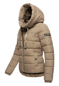 Bežová puffa bunda s vysokým golierom a kapucňou. Obsahuje prešívanú textúru, predný zips, elastické manžety a nášivku s logom na rukáve.