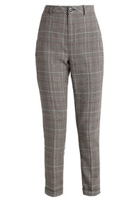 Pantalons à carreaux gris avec des accents rouges, taille haute, tissu lisse, coupe fuselée et fermeture à bouton à la taille.