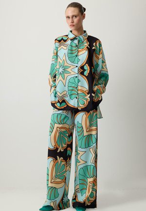 - Spodnie materiałowe