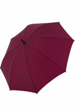 Weinroter Regenschirm vollständig geöffnet mit acht sichtbaren Segmenten und einer schwarzen zentralen Spitze, gezeigt vor weißem Hintergrund.