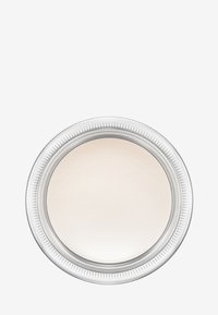 Rund spegel med en silverfärgad, utsmyckad ram som har en ruggad textur, slät reflekterande yta och en minimalistisk design.