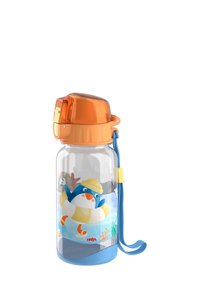 Klare Plastik-Wasserflasche mit einem orangefarbenen Deckel, der ein blaues Pinguinmotiv in einem Schwimmring zeigt, sowie einem blauen Tragegurt für einfaches Transportieren.