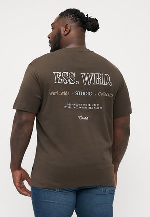 Brown cotton t-shirt with short sleeves, featuring white text on the back: "ESS. WRD. Worldwide STUDIO Collectio." Designed by J&J Crew.