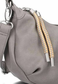 Borsa in pelle grigia con una texture morbida, caratterizzata da manici intrecciati grigi e gialli, accessori in argento e una forma arrotondata.