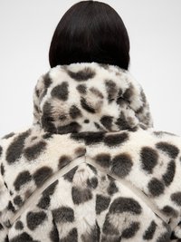 Fuskepelsfrakk med leopardmønster, med høy krage og en jevn beige søm langs ryggen. Myk tekstur med varierende nyanser.