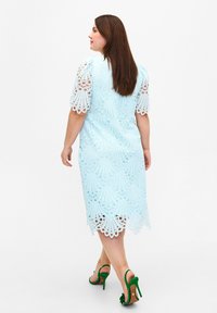 Zizzi MIT KURZEN ÄRMELN - Freizeitkleid - delicate blue