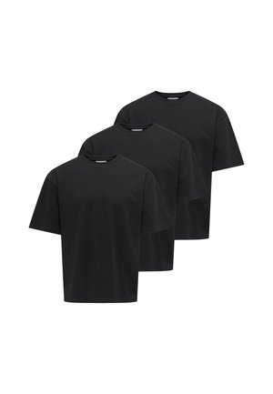 Tre ensfarvede sorte T-shirts med korte ærmer og rund hals, arrangeret i en forskudt overlappende række på en hvid baggrund.