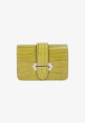 Grünes Krokodilleder-Wallet mit rechteckiger Form, ausgestattet mit einer Vorderklappe und Akzenten in Goldtone.
