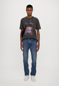 Ksubi VANDALS BIGGIE TEE  - Triko s potiskem - black