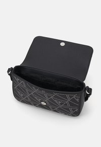 Zwarte leren crossbody tas met een gestructureerd oppervlak, voorzien van een diamanten patroon en een magneetsluiting. De binnenkant is gevoerd met een logo-opdruk.