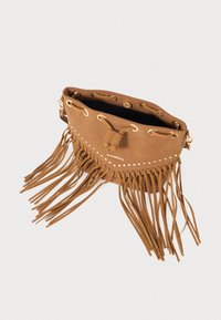Borsa a secchiello in suede marrone con dettagli in frange, occhielli in tonalità oro e chiusura con coulisse. Presenta un logo Gioseppo sulla parte anteriore.
