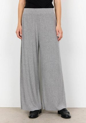 Pantaloni larghi grigi realizzati in tessuto testurizzato, con una vita alta e una vestibilità rilassata, abbinati a mocassini neri.