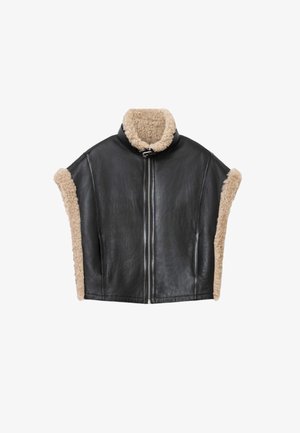 Zwart leren vest met beige schapenvachtkraag en afwerking, voorzien van een ritssluiting aan de voorkant en open zijkanten voor een gestructureerd ontwerp.