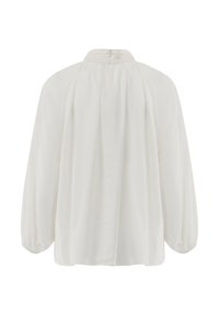 Blusa bianca con collo alto e cerniera sul retro, presenta tessuto arricciato sulle spalle e sui polsi, creando una silhouette ampia e fluida.