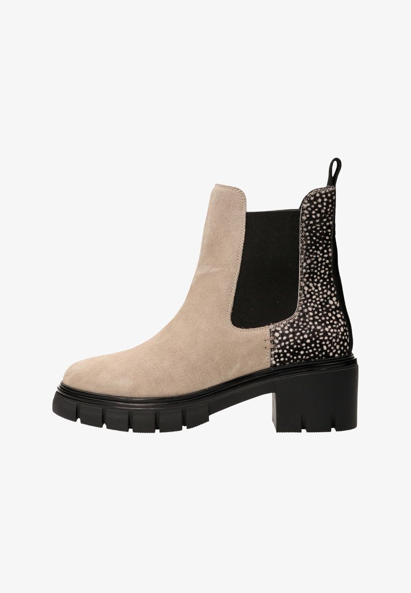 Bottine beige en daim avec panneau latéral élastique noir, semelle épaisse noire et contrefort de talon noir et blanc tacheté avec languette de tirage.