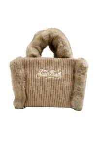 Sac à main en tricot beige avec un bord en fourrure duveteux sur les bords et la poignée, brodé avec "Saint Barth" à l'avant.