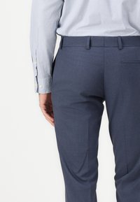 Isaac Dewhirst THE FASHION NOTCH SUIT SLIM - Κοστούμι - indigo