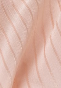 Měkká růžová tkanina s saténovým povrchem, která má jemné diagonální pruhy a hladkou strukturu, ideální pro oděvy nebo dekorativní použití.