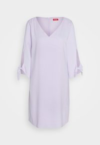 Robe lilas avec décolleté en V, manches trois-quarts avec accents à nouer et fermeture éclair dans le dos. Tissu lisse avec un léger éclat.