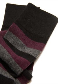 Sorte og grå stribede sokker med bordeaux detaljer. Fremstillet af blødt stof, med en ribbet kant og glat tekstur. Klassisk design.