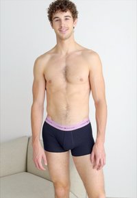 Tommy Hilfiger SIGNATURE TRUNK 3 PACK - Boxer alsónadrág - iris blue/sweetpea/daylight orange
