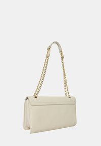 Borsa a mano in pelle crema con tracolla in catena dorata, forma rettangolare, texture liscia e chiusura a pattina. Design semplice con accenti minimi.