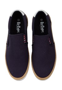Para granatowych butów slip-on z płótna, ozdobionych beżowym wykończeniem i białymi podeszwami, rozmiar 43, z brandingiem "Lee Cooper" wewnątrz.