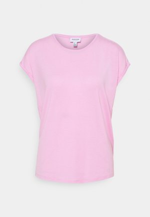 Różowa koszulka z krótkim rękawem, wykonana z miękkiej bawełny; okrągły dekolt, luźny krój i podwinięte mankiety. Prosty design bez widocznych wzorów czy akcentów.