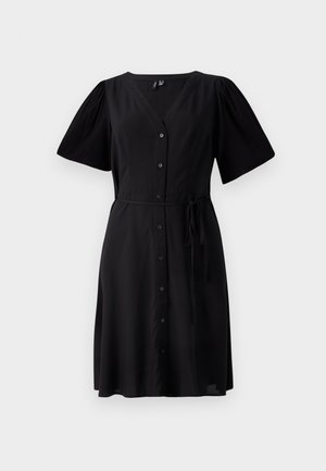 Robe noire avec un décolleté en V, des manches courtes bouffantes, un devant à boutons et une ceinture à nouer à la taille. Tissu lisse et design longueur genoux.