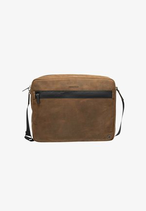 Borsa a tracolla in pelle marrone con una tasca frontale nera con zip, tracolla regolabile e logo accentuato nell'angolo in basso. Texture liscia.