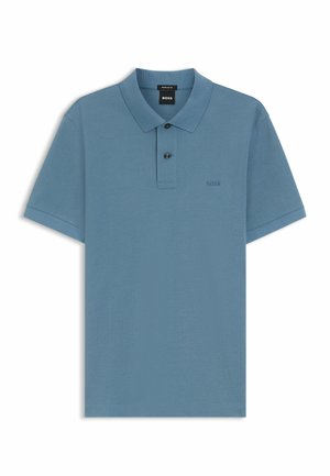 Lyseblå poloskjorte med korte ærmer, to knapper, krave og et broderet "BOSS"-logo på venstre bryst.