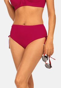 Fuksjowy zestaw bikini z marszczonym topem braletowym i wysokim stanem. Oferuje regulowane wiązania po bokach oraz gładki, elastyczny materiał.