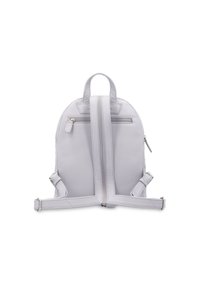Ljust grå läderryggsäck med rundad form, justerbara remmar och en dragkedjeförsedd ytterficka med minimal hårdvara.