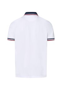 Koszulka polo z krótkim rękawem z białej bawełny, z granatowym kołnierzykiem oraz czerwono-granatowymi paskami na rękawach. Czysty, klasyczny krój.