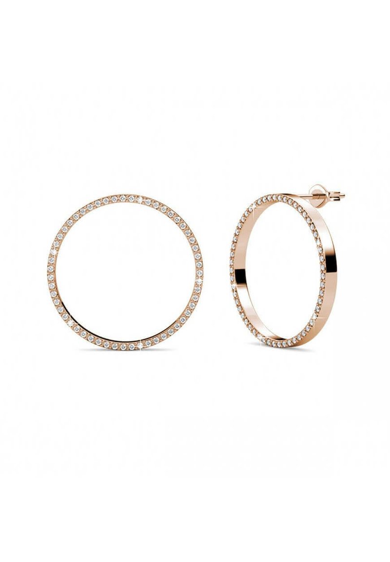 Orecchini a cerchio in oro rosa con superficie lucida, decorati con una fila di piccoli cristalli trasparenti lungo il bordo esterno per un tocco di eleganza.