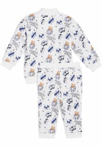 Witte kinderpajama set met cartoonkat, politieauto, "Forever Faster" tekst en comic-stijl geluidseffecten in blauw en oranje tinten.