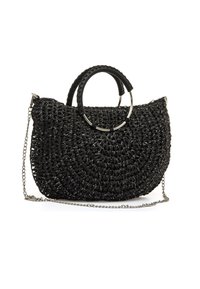 Bolso tejido negro con forma curva, superficie texturizada, asa circular y una correa de cadena plateada. Presenta un detalle cosido en el asa.