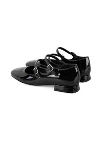 Zwarte gepatineerde leren Mary Jane-schoenen met twee banden en gespen, een puntige neus en lage blokhakken, met een gladde, glanzende afwerking.