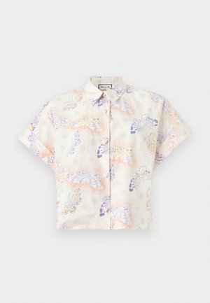 Chemise à manches courtes avec col et boutons, base blanche, imprimé de papillons pastel en violet, jaune et vert.